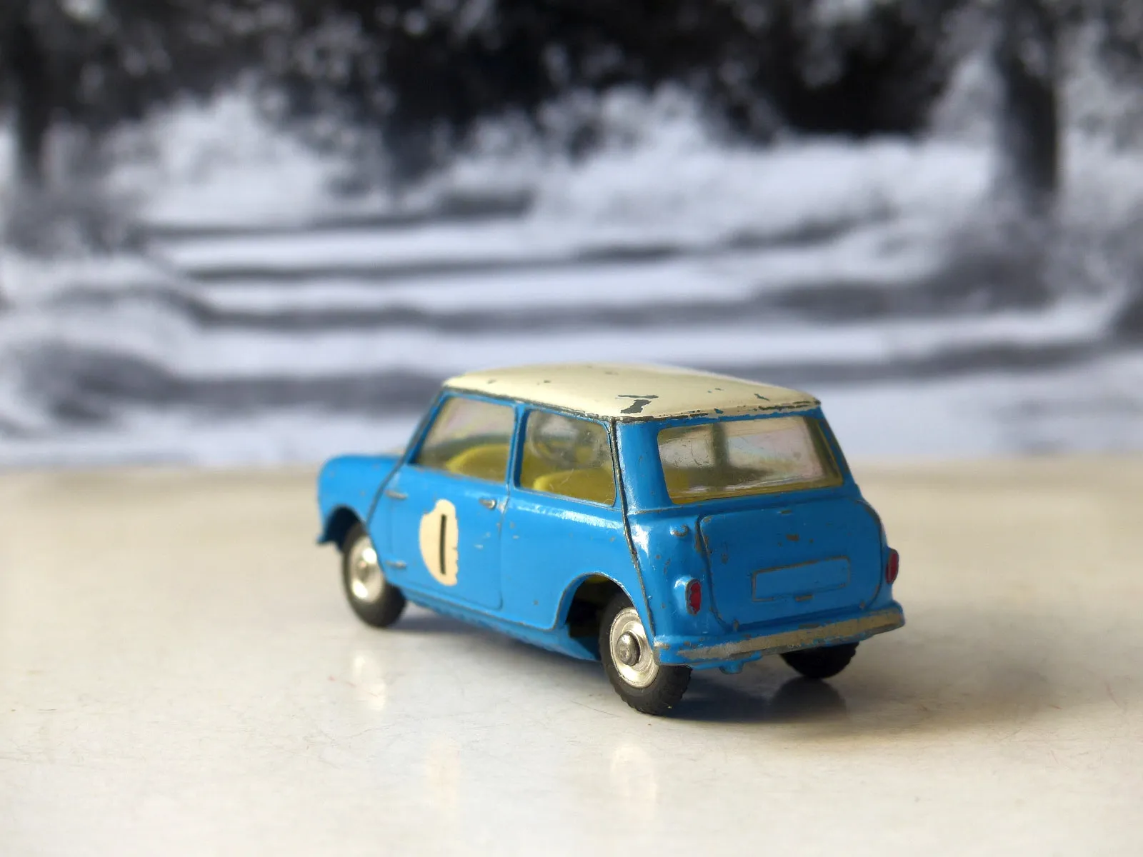 227 Morris Mini-Cooper in blue / white, scarce version (5)