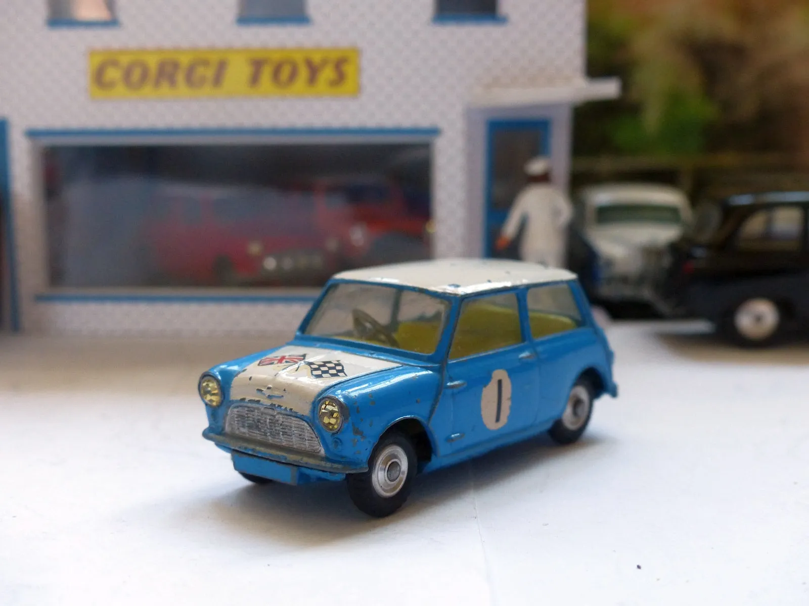 227 Morris Mini-Cooper in blue / white, scarce version (5)