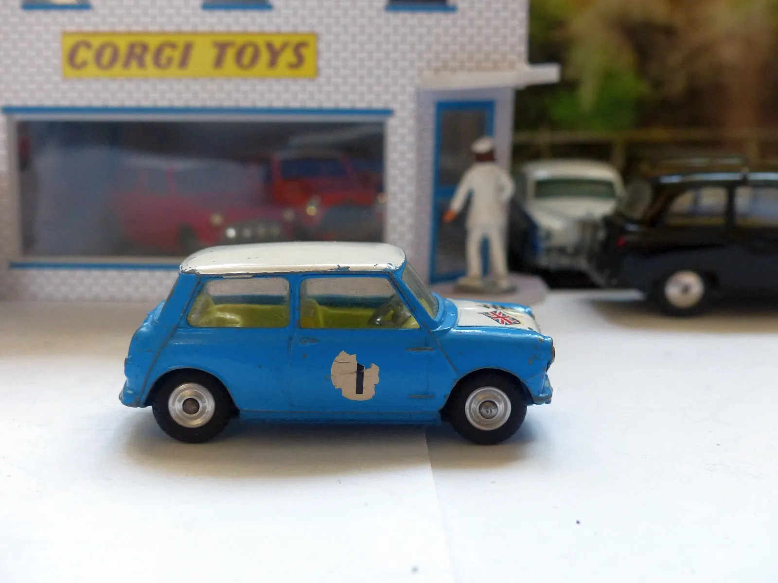 227 Morris Mini-Cooper in blue / white, scarce version (5)