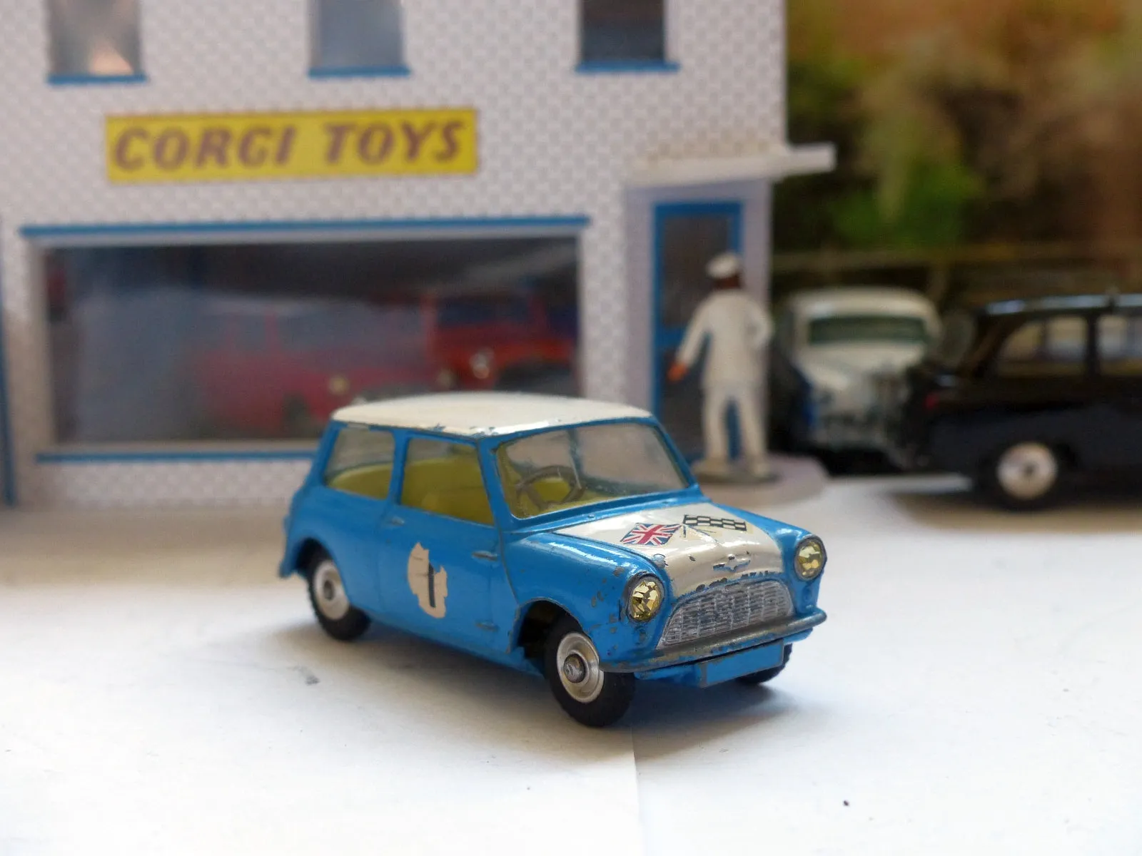 227 Morris Mini-Cooper in blue / white, scarce version (5)