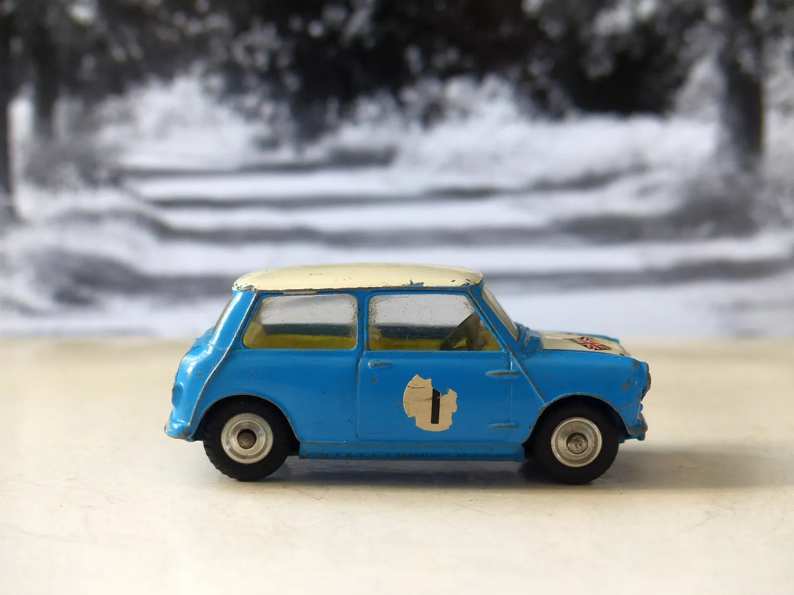 227 Morris Mini-Cooper in blue / white, scarce version (5)